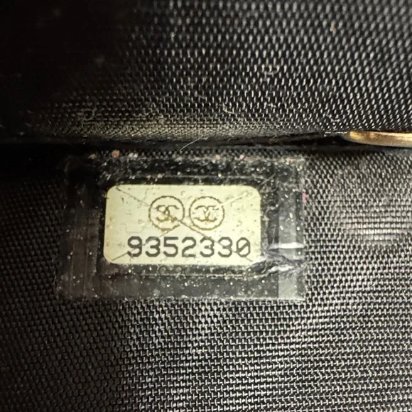 CHANEL Textured Black Leather key holder - Picture 5 of 8